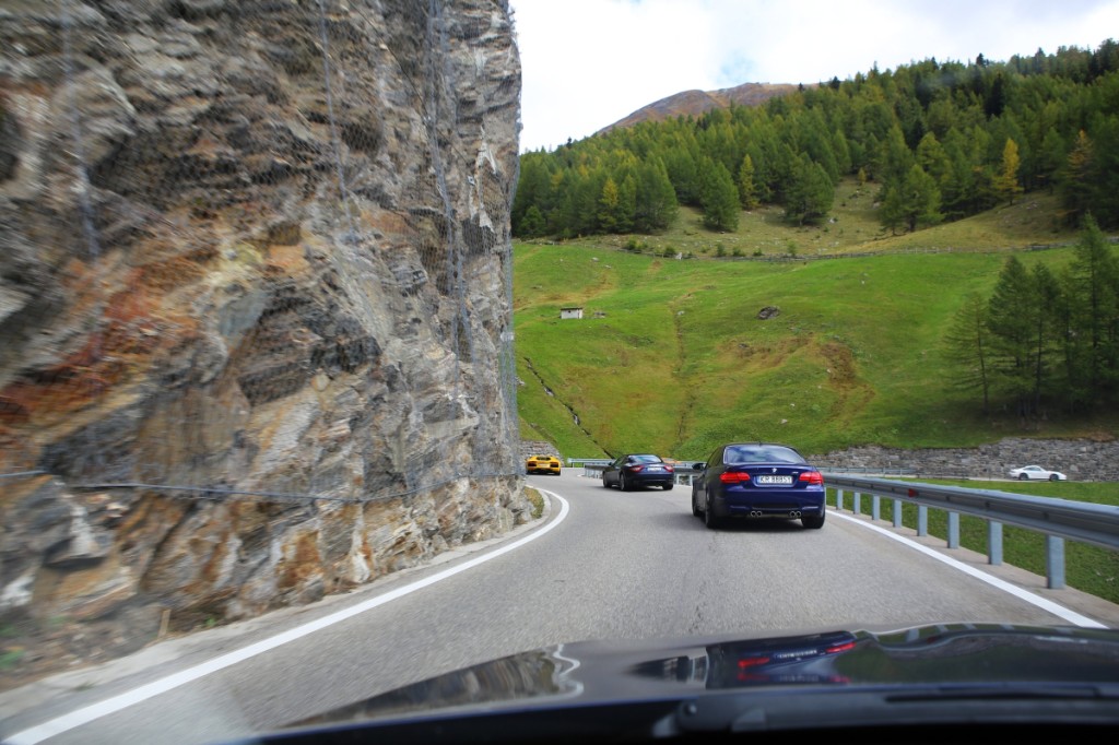 Im głębiej zapuszczamy się doliną Otztal, tym ciekawsze drogi i lepsza pogoda. Kierowcy wyraźnie rozkręcają się, jazda staje się płynna i coraz szybsza. W samochodzie zamykającym klubową kolumnę otwieramy szyby i wsłuchujemy się w koncert silników.  